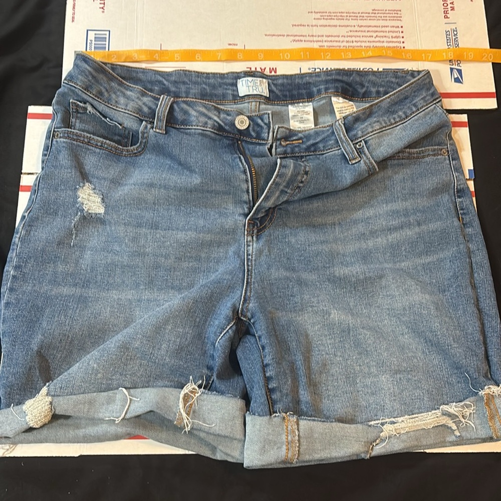 $5 ITEM MINIMUM 2 ITEMS & REST OF CLOSET IS 1$EACH 5 ITEM MINIMUM 🥳🥳🥳
